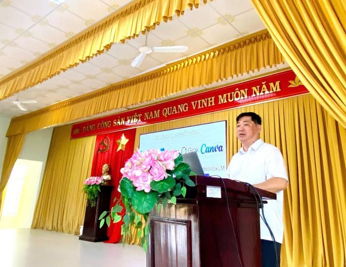 TS. Nguyễn Đăng Bình - Trưởng Bộ môn Khoa học máy tính, Khoa Công nghệ Thông tin, Trường Đai học Khoa học Huế truyền đạt tại lớp tập huấn