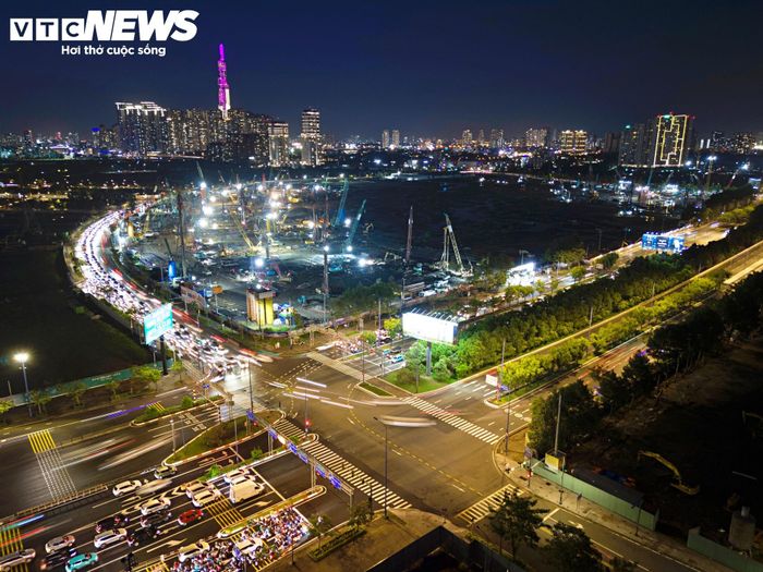 Hiện tại, trên khu đất rộng lớn, những hạng mục nền móng đầu tiên đang dần hình thành. Hàng loạt máy khoan cọc nhồi, cần cẩu và thiết bị cơ giới tiếp tục hoạt động, đánh dấu bước chuyển từ khu vực đất đầm lầy thành một đại công trường quy mô lớn giữa Thủ Thiêm.