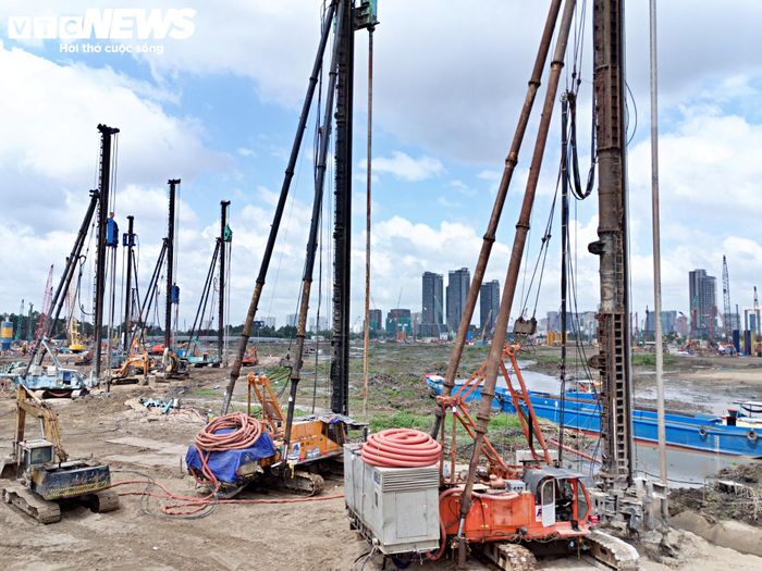 Hàng chục máy khoan cọc nhồi đang được huy động để thực hiện phần nền móng. Đây là một trong những hạng mục quan trọng, tạo hệ móng sâu cho các công trình được xây dựng trên khu vực dự án.