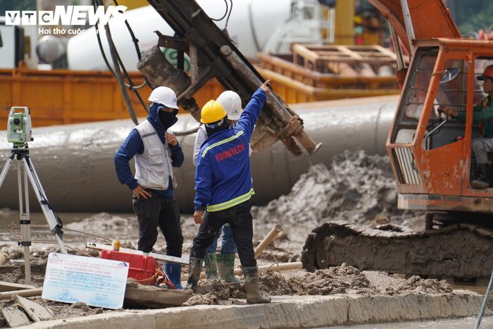 Hàng trăm công nhân được chia thành nhiều mũi thi công, làm việc ngày lẫn đêm.