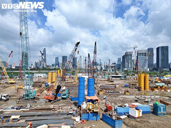 Ghi nhận của phóng viên Báo Điện tử VTC News, trên công trường, nhiều mũi thi công được triển khai đồng thời. Hàng loạt máy khoan cọc nhồi, cần cẩu và phương tiện cơ giới hạng nặng hoạt động liên tục.