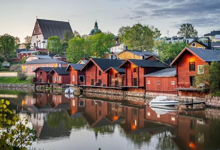 Mặt trời lúc nửa đêm ở Phần Lan. (Ảnh: Visit Finland)