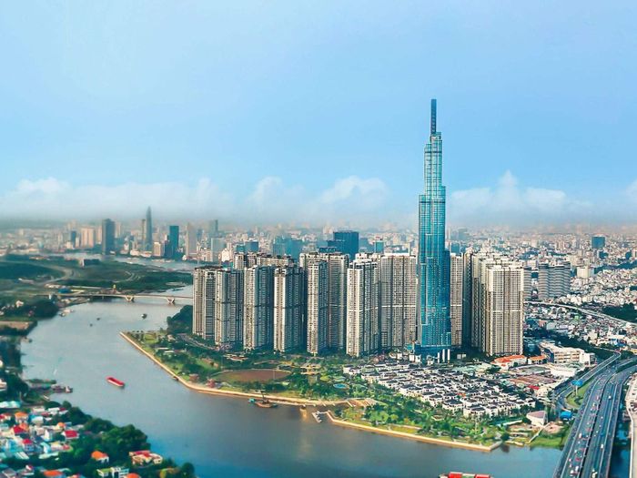 Một số toà nhà cao tầng tại Việt Nam như Landmark 81 ở TP.HCM có thể chịu được động đất lên tới 7 độ Richter.