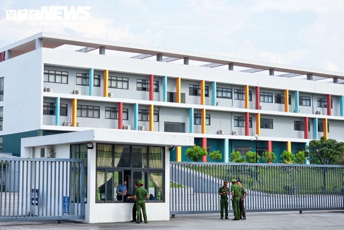 Trong số này, 322 em là học sinh lớp 12 Trường THPT chuyên Tuyên Quang và 4 thí sinh tự do. So với kỳ thi lần đầu có 328 thí sinh, số thí sinh đăng ký thi lại giảm 2 em. Theo lãnh đạo Sở GD&ĐT tỉnh Tuyên Quang, hai thí sinh này không đăng ký thi lại do không còn nhu cầu sử dụng kết quả để xét tuyển đại học.