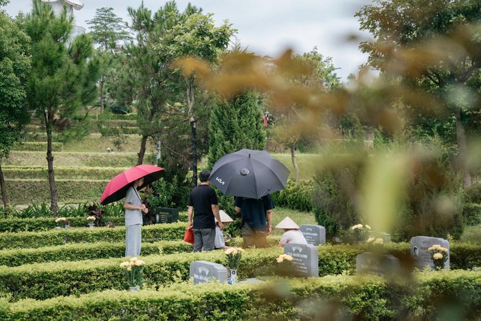 Với những người đã mất, con cháu có thể tưởng nhớ, thăm viếng mộ phần. 