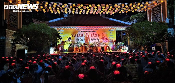Lễ Vu lan là dịp để mọi người bày tỏ lòng hiếu thảo, bắt đầu từ việc dâng những đóa sen đỏ thắm trên đầu hay cài bông hồng trắng tinh khôi lên ngực áo. (Ảnh: Mạnh Hiếu)