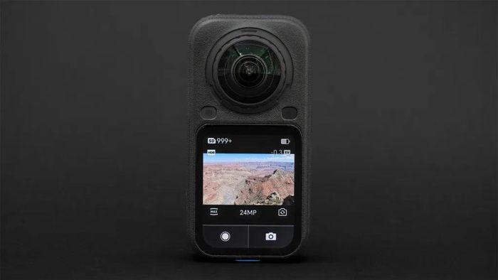 Insta360 X6 - camera 360 nhỏ gọn với chất lượng hình ảnh vượt trội. (Ảnh: Geoffrey Morrison/CNET)