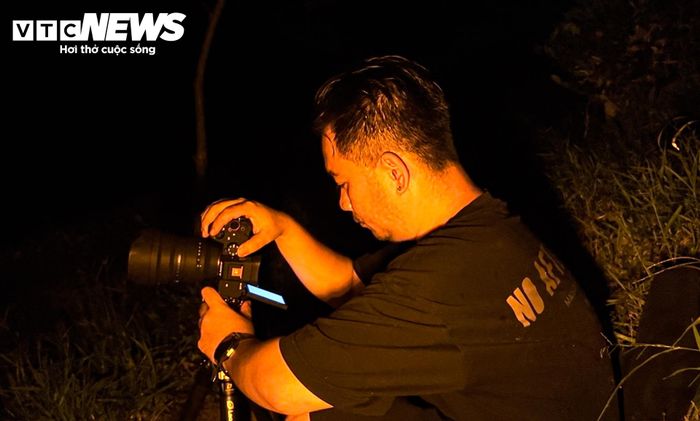 “Ban đầu, dự báo thời tiết thông thường báo rằng khu vực ngoại ô Hà Nội và các vùng lân cận có khả năng mưa rào rải rác. Dù vậy, khi kiểm tra đối chiếu qua ứng dụng Skyradar.vn, tôi yên tâm hơn hẳn vì nhận thấy mây chỉ hội tụ vào chập tối, và chắc chắn từ 1 giờ đến 4 giờ sáng sẽ có một “cửa sổ” quang mây gần như 100%. Tôi quyết định tự chạy xe từ Hà Nội lên đây để vừa tận hưởng không khí, vừa chủ động tìm kiếm các điểm dừng chân có góc máy đẹp. Nắm chắc thời cơ, ngay khi đến nơi vào buổi chiều, tôi đã đi khảo sát địa hình trước lúc trời tối để chọn vị trí cắm chân máy an toàn, tầm nhìn thoáng nhất và sẵn sàng chờ đợi màn trình diễn của bầu trời”, anh Lê Thế Quân (Định Công, Hà Nội) chia sẻ.
