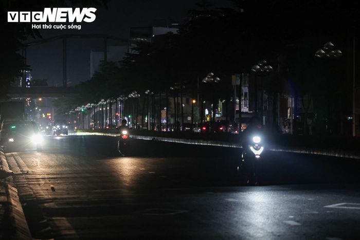 Khi trời tối hẳn, cả đoạn đường dài chìm trong bóng đêm, trong khi lượng xe qua đây vẫn khá đông.