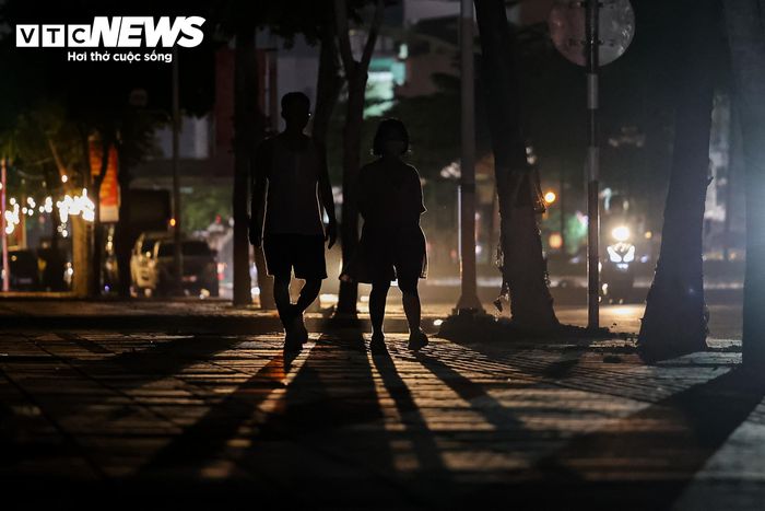 “Khoảng 19h, khi lượng phương tiện bắt đầu đông và người dân ra ngoài tập thể dục, tuyến đường đã chìm trong bóng tối. Xe tải trọng lớn cũng thường xuyên ra vào, lùi xe nên việc đi lại càng khiến người dân lo lắng”, bà Hoa nói.