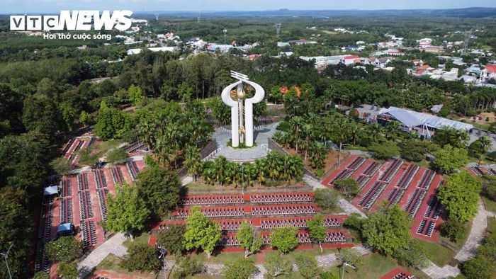 Sau lễ truy điệu, các đại biểu cùng cán bộ, chiến sĩ thực hiện nghi thức an táng 29 hài cốt liệt sĩ tại Nghĩa trang liệt sĩ Bình Phước. Các liệt sĩ từ đây yên nghỉ bên đồng chí, đồng đội, trong sự chăm sóc, tri ân và tình cảm của Đảng bộ, chính quyền, lực lượng vũ trang và Nhân dân TP Đồng Nai.