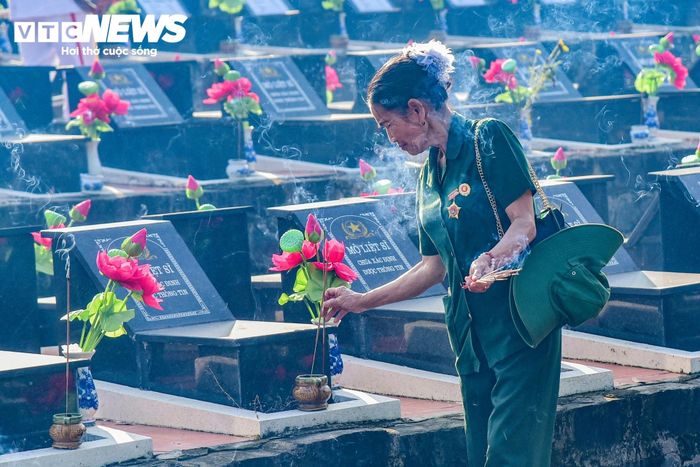 Cùng với các hài cốt, lực lượng tìm kiếm phát hiện nhiều di vật như bình tông, dép cao su, võng, tăng, ảnh chân dung, ảnh gia đình, đồng hồ, huy hiệu, lọ thuốc, lược và một cây bút khắc dòng chữ “Tiến Quy”.