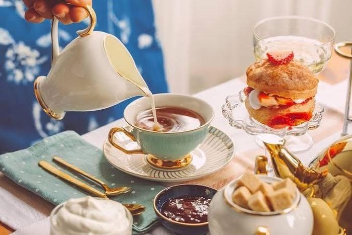 Trà được yêu thích tại Anh vì không gây mất ngủ như cà phê. (Ảnh: Pinterest)