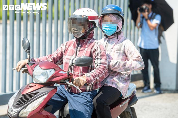 Theo ghi nhận của PV Báo Điện tử VTC News, tại Điểm thi Trường THPT chuyên Tuyên Quang, từ 13h cùng ngày, các thí sinh có mặt tại trường làm thủ tục và nghe phổ biến quy chế.