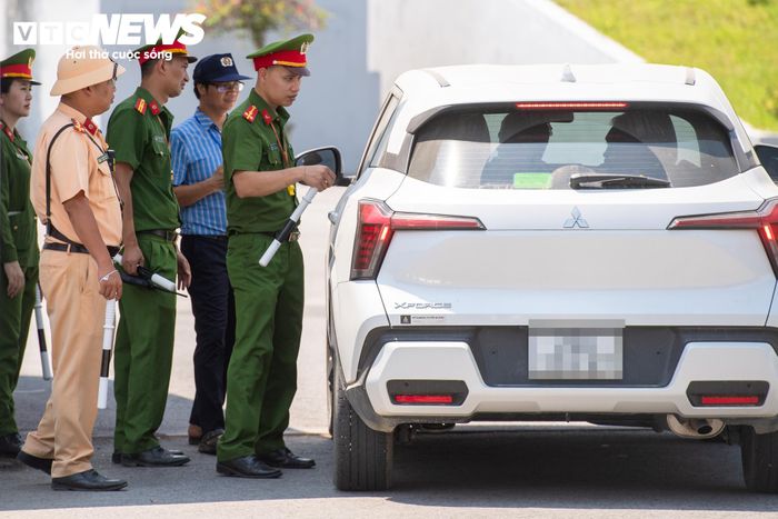 Hàng chục cán bộ, chiến sĩ gồm cảnh sát giao thông, cảnh sát cơ động, công an và lực lượng an ninh được bố trí bên ngoài khu vực điểm thi.