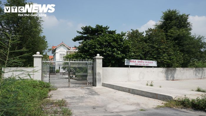 Khu vực nhà điều hành của chợ được tách biệt, luôn kín cổng cao tường giống như nhà riêng biệt lập.