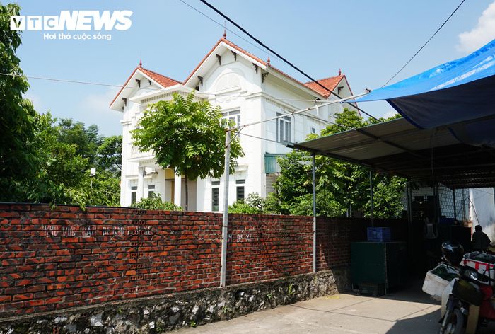 Khu nhà điều hành khang trang của chợ Yên Đức và lán chợ tách biệt bằng tường rào kiên cố.