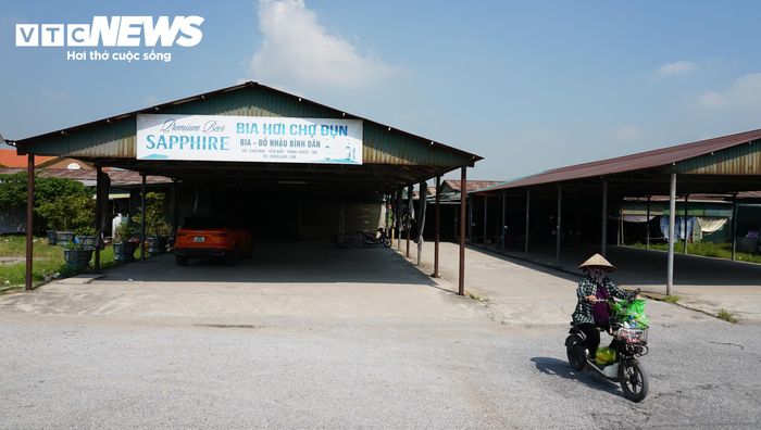 Sở Nông nghiệp và Môi trường tỉnh Quảng Ninh xác định Công ty TNHH Văn Huy đã chiếm 16.409,7m² đất trồng lúa từ năm 2012 để xây dựng chợ Yên Đức tại thôn Đồn Sơn, xã Yên Đức, huyện Đông Triều (nay thuộc khu Yên Đức 1, phường Hoàng Quế, tỉnh Quảng Ninh). 