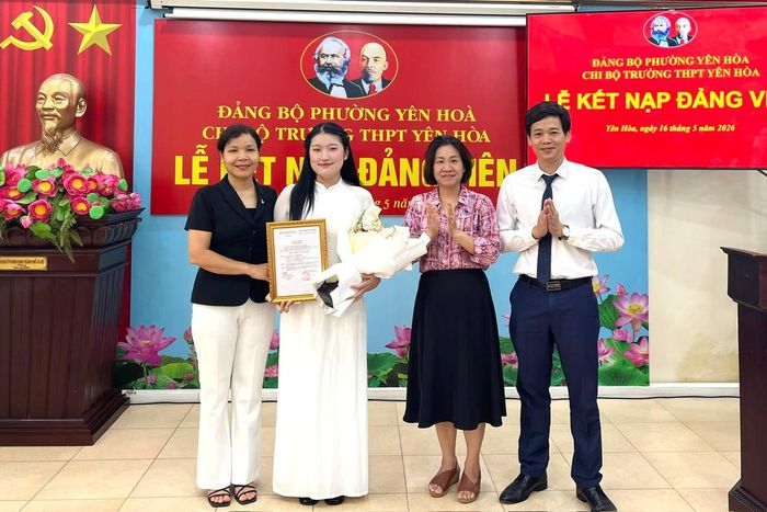 Học sinh Trường THPT Yên Hòa được kết nạp Đảng. Ảnh: Lê Nguyễn