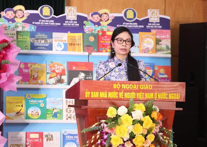 Bà Nguyễn Quỳnh Mai, Phó Chủ nhiệm Ủy ban Nhà nước về người Việt Nam ở nước ngoài báo cáo về Đề án Ngày tôn vinh tiếng Việt giai đoạn 2023 - 2030. Ảnh: Thành Long