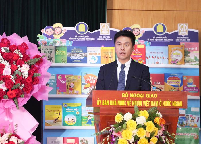 Ông Nguyễn Duy Anh, đại diện Diễn đàn Gìn giữ tiếng Việt và Văn hóa Việt ở nước ngoài và Mạng lưới giảng dạy tiếng Việt và văn hóa Việt Nam tại nước ngoài trình bày tham luận tại lễ tổng kết. Ảnh: Thành Long