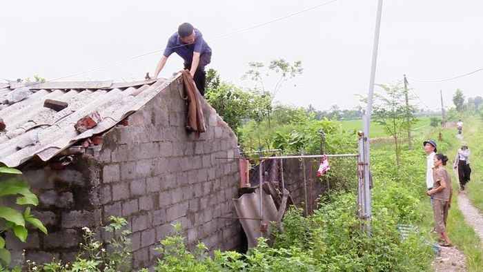 Được tuyên truyền, vận động nhiều hộ dân tự giác tháo dỡ công trình vi phạm. Ảnh: Lê Quí