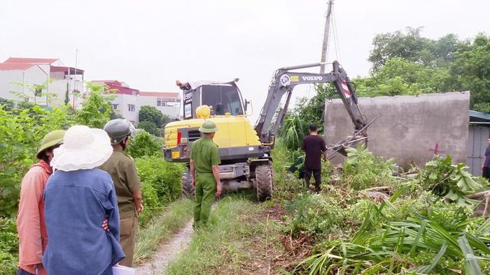 Lực lượng chức năng xã Ứng Hòa ra quân giải tỏa công trình vi phạm. Ảnh: Lê Quí