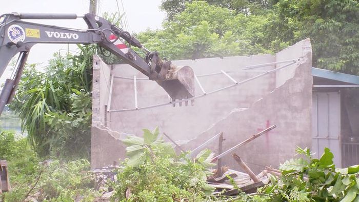 Xã Ứng Hòa xác định giải tỏa các công trình vi phạm để lập lại trật tự kỷ cương của pháp luật. Ảnh: Lê Quí