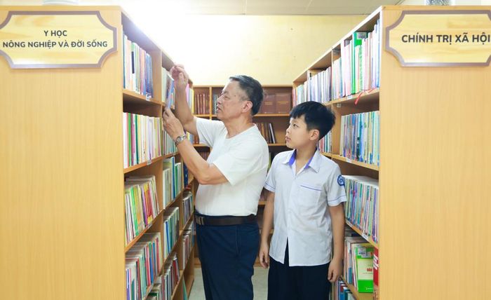 Việc sắp xếp các đầu mục sách được bố trí thuận tiện giúp người dân, đặc biệt là người cao tuổi, các em nhỏ có thể di chuyển và tiếp cận nguồn học liệu một cách dễ dàng nhất. Toàn bộ kho sách đều được mã hóa và quản lý bằng phần mềm chuyên dụng. Độc giả chỉ cần đưa thẻ thư viện hoặc mã định danh cho thủ thư, hệ thống quét mã vạch sẽ xử lý thông tin mượn - trả minh bạch và chính xác chỉ trong vài giây.