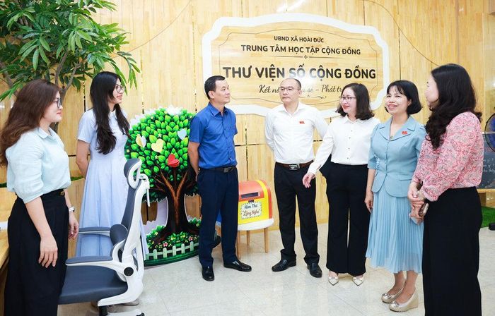Đoàn Giám sát Ban Khoa học, Công nghệ và Môi trường (HĐND thành phố Hà Nội) tham quan mô hình “Thư viện số cộng đồng” tại xã Hoài Đức. Việc ra mắt mô hình điểm tại xã Hoài Đức là hoạt động cụ thể nhằm thực hiện Chương trình hành động số 05-CTr/TU ngày 12-1-2026 của Thành ủy Hà Nội thực hiện Nghị quyết số 71-NQ/TU ngày 22-8-2025 của Bộ Chính trị về đột phá phát triển giáo dục và đào tạo.