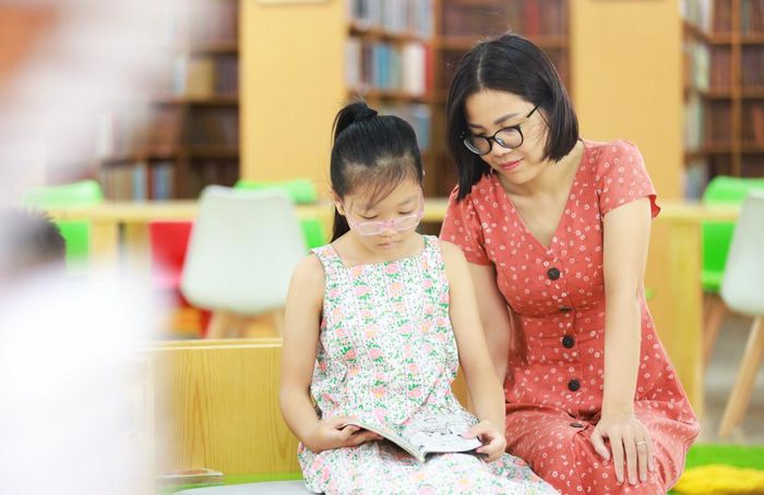 Chị Trịnh Thị Thường (Tổ dân phố Kim Chung, xã Hoài Đức) chia sẻ: “Trước đây, tôi thường phải đi xa để đưa con đến các thư viện trong trung tâm thành phố. Từ ngày có thư viện số gần nhà, tuần nào tôi cũng đưa con ra đây vài buổi để cháu đọc sách và nâng cao tri thức. Ấn tượng nhất với tôi đó là thư viện có nhiều góc sáng tạo, không gian sạch đẹp, hiện đại và phong phú về đầu mục sách”.
