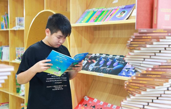 Em Cao Hoàng Giáp (Trường THCS Lý Nam Đế) say mê tìm hiểu những kiến thức mới tại thư viện.