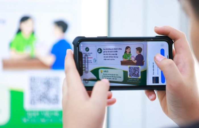 Chỉ bằng vài thao tác đơn giản quét mã QR, người dùng đã có thể truy cập vào thư viện để tiếp cận hàng ngàn đầu sách.