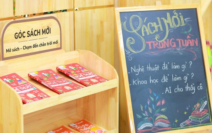 Mỗi tuần thư viện đều có những đầu sách mới được cập nhật để phục vụ người dân.