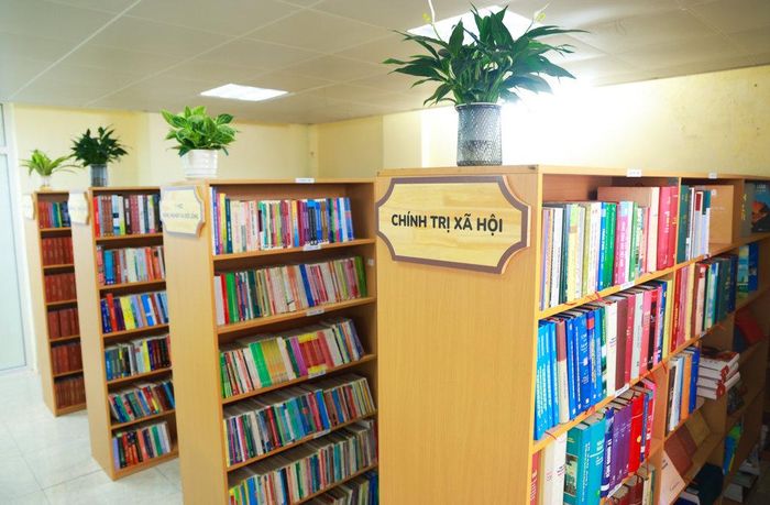 Thư viện sở hữu kho học liệu phong phú với hơn 7.000 đầu sách, tài liệu số, sách nói và sách điện tử. Từng không gian trong thư viện được quy hoạch khoa học, chia thành các phân khu chức năng phù hợp với từng lứa tuổi.