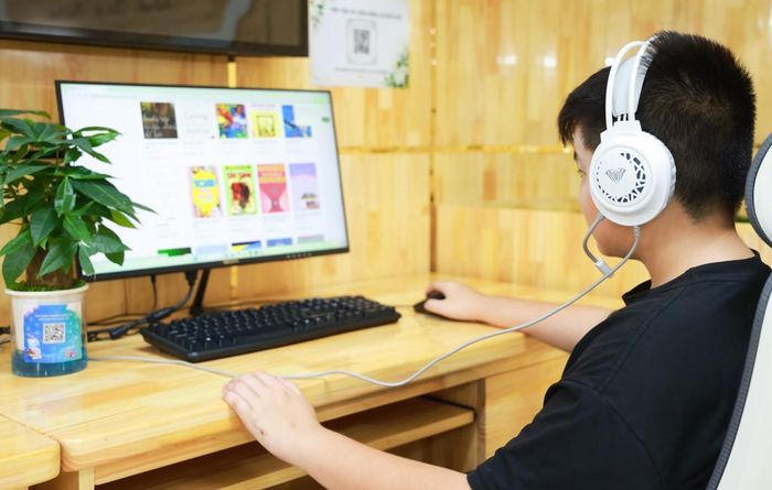 Nổi bật tại thư viện là khu trải nghiệm số và phòng tra cứu học liệu điện tử được đầu tư dàn máy tính kết nối mạng tốc độ cao, tích hợp các bảng hướng dẫn quét mã QR và tài liệu số hóa. Đây là không gian hỗ trợ thanh niên, học sinh và người lao động tự do truy cập internet, thực hành công nghệ thông tin và nâng cao kỹ năng số.
