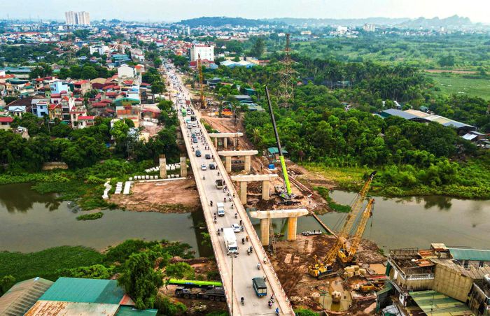 Công trường thi công cầu Mai Lĩnh thuộc Dự án đầu tư cải tạo, nâng cấp quốc lộ 6 (đoạn Ba La - Xuân Mai). Ảnh: Quang Thái