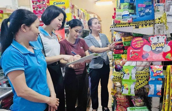 Cán bộ Hội Liên hiệp phụ nữ xã Thiên Lộc kiểm tra việc sử dụng nguồn vốn vay từ Ngân hàng Chính sách xã hội để phát triển kinh tế của hội viên. Ảnh: Hiền Phương