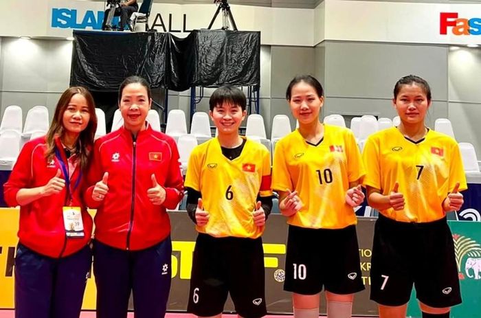 Ban huấn luyện và cầu thủ nội dung đội tuyển đôi nữ (2 chính, 1 dự bị) tại giải cầu mây vô địch thế giới năm 2026. Ảnh: Cầu mây Việt Nam