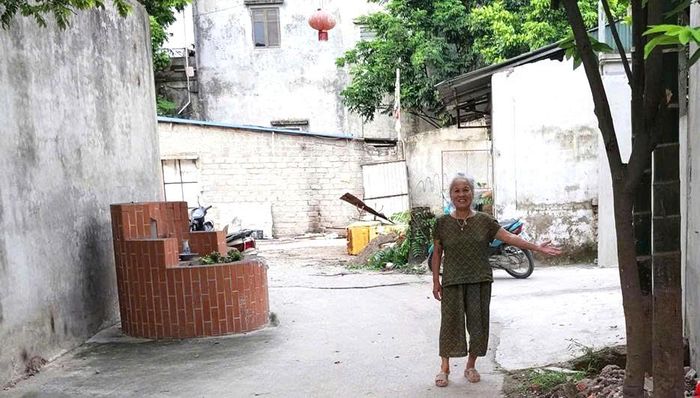 Gia đình bà Lê Thị Vân tự nguyện hiến 24,5m² đất thổ cư để phục vụ việc làm đường. Ảnh: XDH