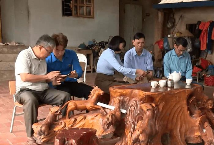 Cán bộ cơ sở và đoàn thanh niên đến tận nhà người dân để cài đặt ứng dụng nền tảng số cho người dân. Ảnh: Mộc Miên