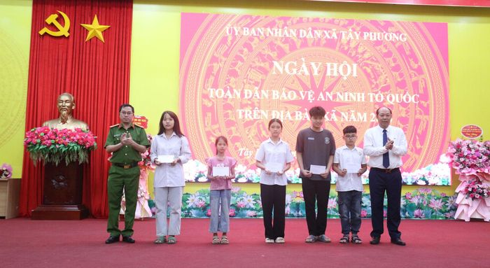 Ban tổ chức trao quà cho các hoàn cảnh khó khăn trên địa bàn xã. Ảnh: Công Phương