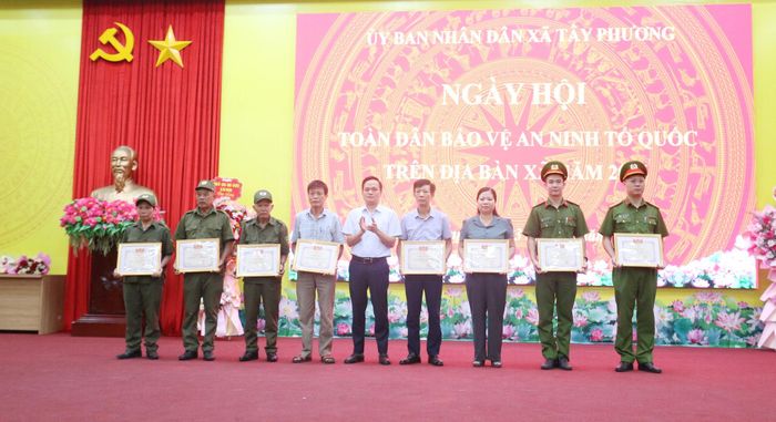 17 tập thể và 26 cá nhân có thành tích xuất sắc trong phong trào bảo vệ an ninh Tổ quốc trên địa bàn xã Tây Phương được tặng giấy khen. Ảnh: Công Phương
