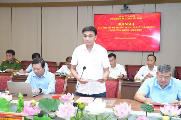 Bí thư Đảng ủy, Chủ tịch HĐND phường Hoàng Liệt Nguyễn Trường Sơn báo cáo tại hội nghị. Ảnh: Phạm Hùng