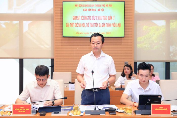 Phó Giám đốc Sở Văn hóa, Thể thao và Du lịch Hà Nội Phạm Xuân Tài báo cáo tại buổi giám sát. Ảnh: MH