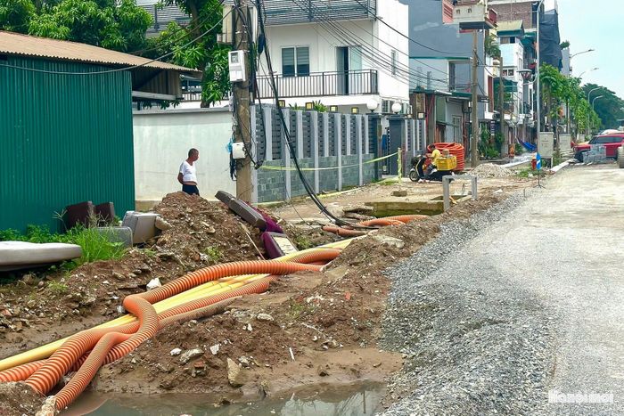 Theo đại diện Ban Quản lý dự án Đầu tư hạ tầng phường Tây Hồ, đến nay, dự án cơ bản hoàn thành công tác thảm bê tông nhựa thô mặt đường. Các đơn vị thi công đang tập trung hoàn thiện hạ tầng kỹ thuật, chỉnh trang vỉa hè, cây xanh, hệ thống chiếu sáng, sơn kẻ đường cùng những hạng mục còn lại, phấn đấu hoàn thành giai đoạn 1 trong tháng 8.