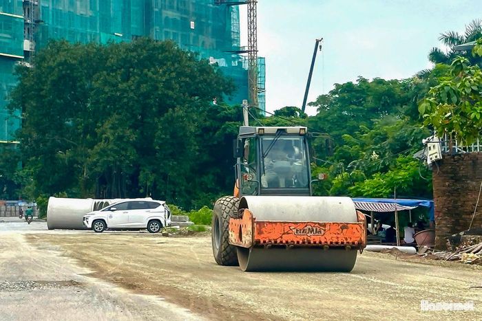 Hàng loạt máy móc, thiết bị cùng lực lượng công nhân được huy động, làm việc với cường độ cao nhằm bảo đảm tiến độ.