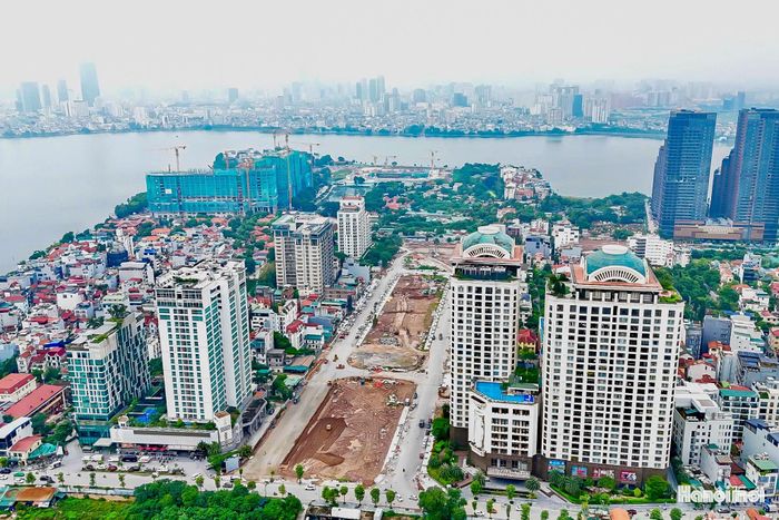 Đây cũng là yêu cầu được đặt ra trong giai đoạn hoàn thiện dự án mở rộng đường Đặng Thai Mai. Việc đưa công trình về đích đúng kế hoạch không chỉ đáp ứng yêu cầu về tiến độ mà còn hướng tới mục tiêu hình thành một trục giao thông, cảnh quan đồng bộ, góp phần thay đổi diện mạo khu vực phía Đông Hồ Tây.
