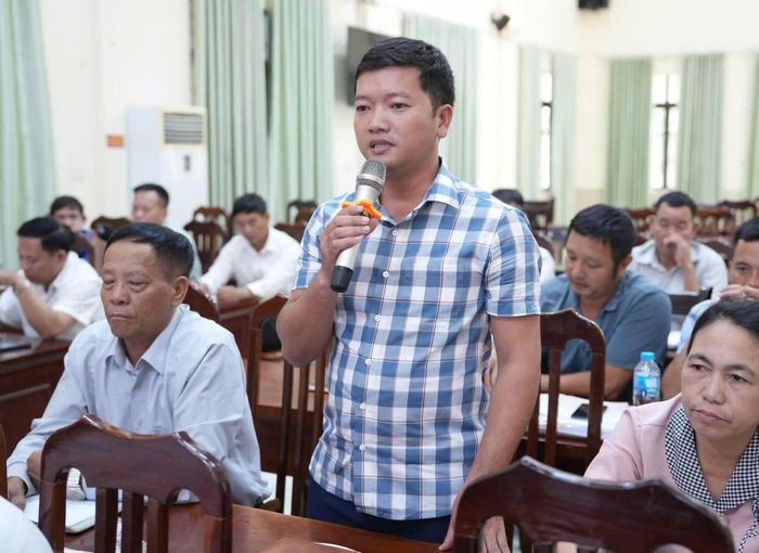 Đại diện các tổ công tác tại các thôn báo cáo tiến độ thực hiện hoàn thiện cơ sở dữ liệu đất đai. Ảnh: N.Lộc
