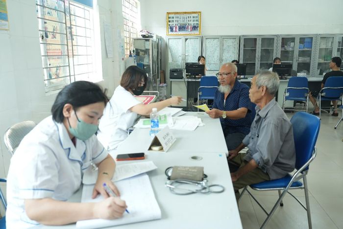 Người dân đến khám bệnh tại Trạm y tế xã Thuận An.